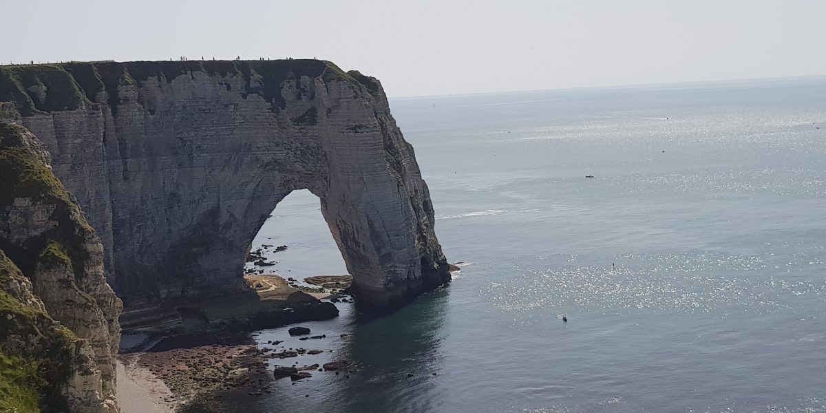 Falaise de craie et aiguille d'Étretat au-dessus de la Manche