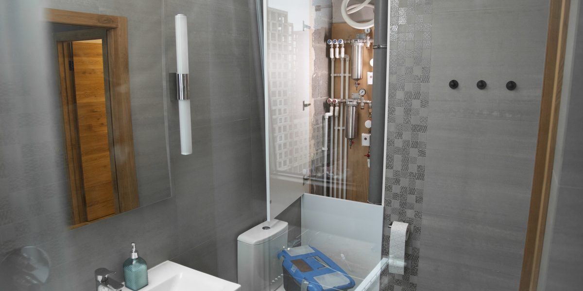 Caisse à outils ouverte posée dans une salle de bain carrelée